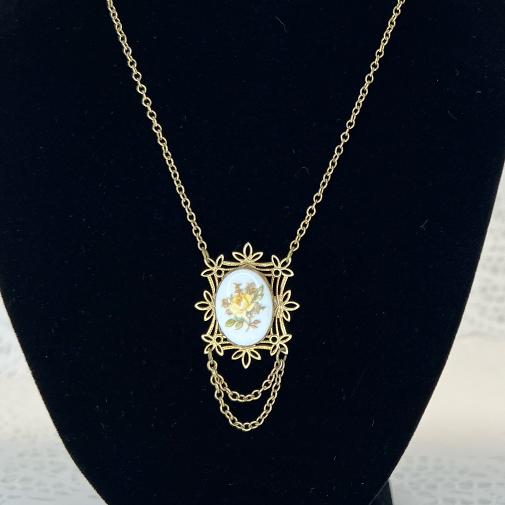 Victorian Yellow Rose Cameo/Pendant Necklace